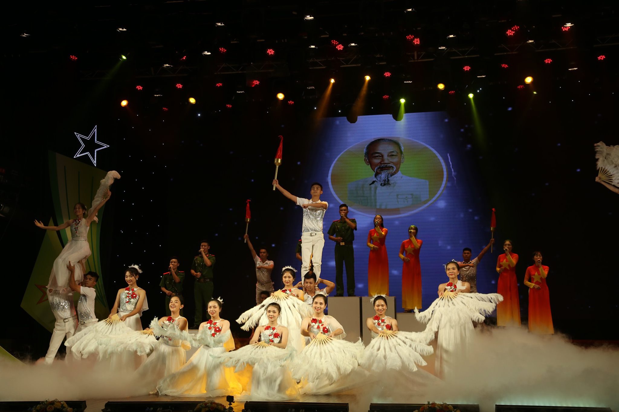 Hát múa “Bay lên Việt Nam huyền thoại” hào hùng, tráng khí kết lại trọn vẹn chương trình nghệ thuật tham dự Hội diễn của Đoàn Học viện
