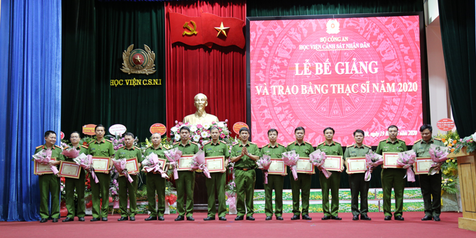 Thiếu tướng, GS.TS Trần Minh Hưởng - Giám đốc Học viện trao giấy khen cho các cá nhân xuất sắc