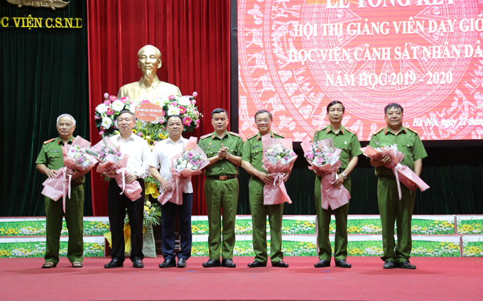 Thiếu tướng, GS.TS Nguyễn Đắc Hoan, Phó Giám đốc Học viện tặng hoa tri ân các thầy nguyên Phó Giám đốc Học viện, nguyên lãnh đạo các đơn vị tham gia Hội đồng giám khảo