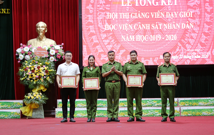 Thiếu tướng, GS.TS Nguyễn Đắc Hoan, Phó Giám đốc Học viện tặng giấy khen cho các cá nhân có thành tích trong công tác tổ chức Hội thi