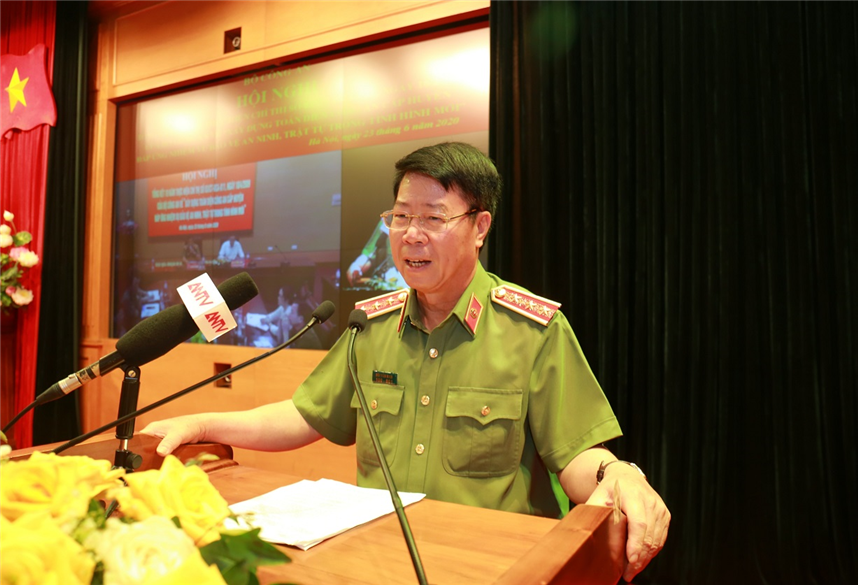 Thứ trưởng Bùi Văn Nam điều hành thảo luận.