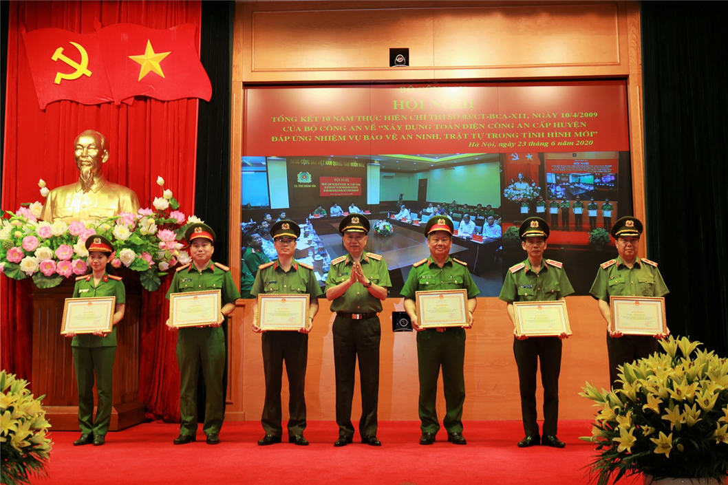 Bộ trưởng Tô Lâm trao Bằng khen của Bộ Công an tặng các tập thể và cá nhân có thành tích xuất sắc trong thực hiện Chỉ thị số 03.