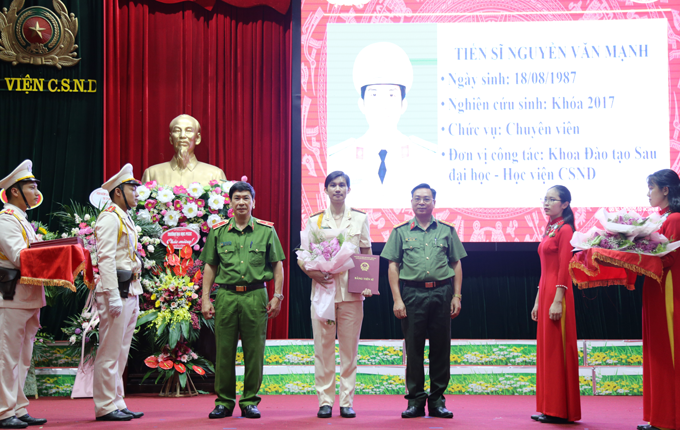 Thiếu tướng, GS.TS Trần Minh Hưởng, Giám đốc Học viện và Đại tá Nguyễn Đăng Sáu, Phó Cục Trưởng Cục Đào tạo, Bộ Công an trao bằng cho các tân tiến sĩ