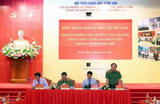 Thứ trưởng Nguyễn Văn Thành điều hành phần tham luận tại Hội thảo.