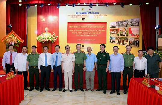 Bộ trưởng Tô Lâm với các đại biểu tham dự Hội thảo.