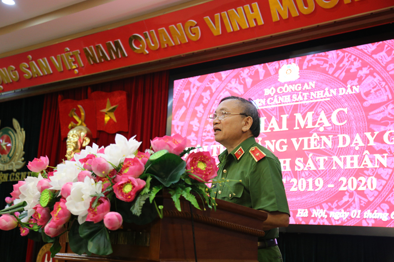 Thiếu tướng, GS.TS Nguyễn Huy Thuật thay mặt Hội đồng Giám khảo phát biểu tại buổi lễ