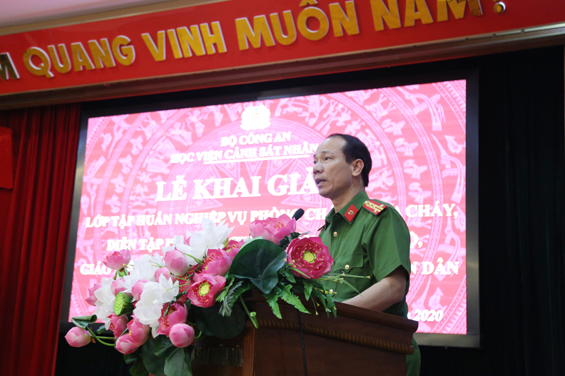 Đại tá, TS Trần Quang Huyên, Phó Giám đốc Học viện phát biểu chỉ đạo tại lễ khai giảng