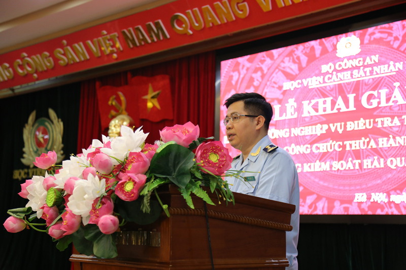 Đồng chí Bùi Ngọc Lợi, Phó Vụ trưởng Vụ Tổ chức cán bộ - Tổng cục Hải quan phát biểu tại buổi lễ