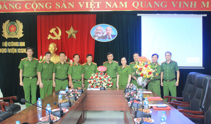 Đảng ủy, Ban Giám đốc Học viện CSND có lẵng hoa tươi thắm chúc mừng Tạp chí CSND cùng các chuyên đề nhân dịp 95 năm Ngày Báo chí Cách mạng Việt Nam