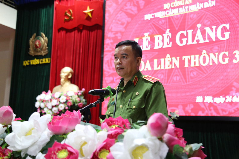Thiếu tướng, GS.TS Nguyễn Đắc Hoan, Phó Giám đốc Học viện giao nhiệm vụ cho các tân Cử nhân