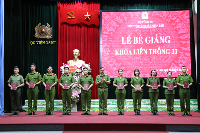 Thiếu tướng, GS.TS Nguyễn Đắc Hoan, Phó Giám đốc Học viện trao bằng tốt nghiệp cho các tân Cử nhân