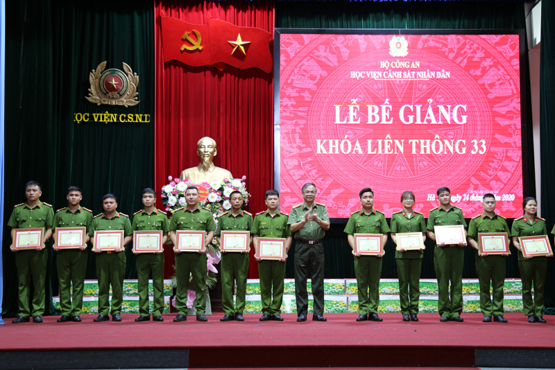Đại tá Bùi Sơn Hiển, Phó Cục trưởng Cục Đào tạo, Bộ Công an trao Giấy khen cho các học viên