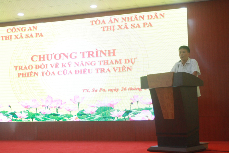 Đồng chí Chu Văn Thanh - Chánh án Tòa án nhân dân Thị xã Sapa trao đổi với các học viên