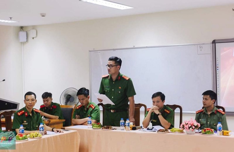 Thượng úy Đỗ Huy Bình - Bí thư Đoàn Thanh niên Khoa Cảnh sát điều tra báo cáo sơ lược về Khoa chuyên ngành