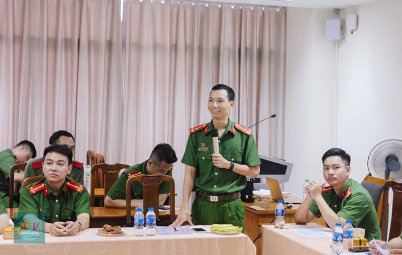 Thượng úy Đoàn Đắc Chinh - Ủy viên BCH Đoàn Thanh niên Học viện trả lời những thắc mắc của học viên