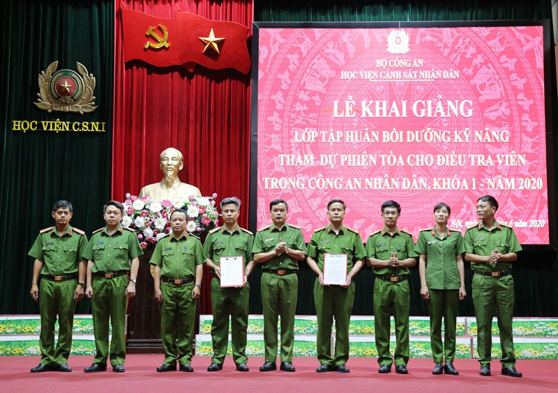 Thiếu tướng, GS.TS Nguyễn Đắc Hoan - Phó Giám đốc Học viện trao Quyết định thành lập lớp cho Ban cán sự lớp
