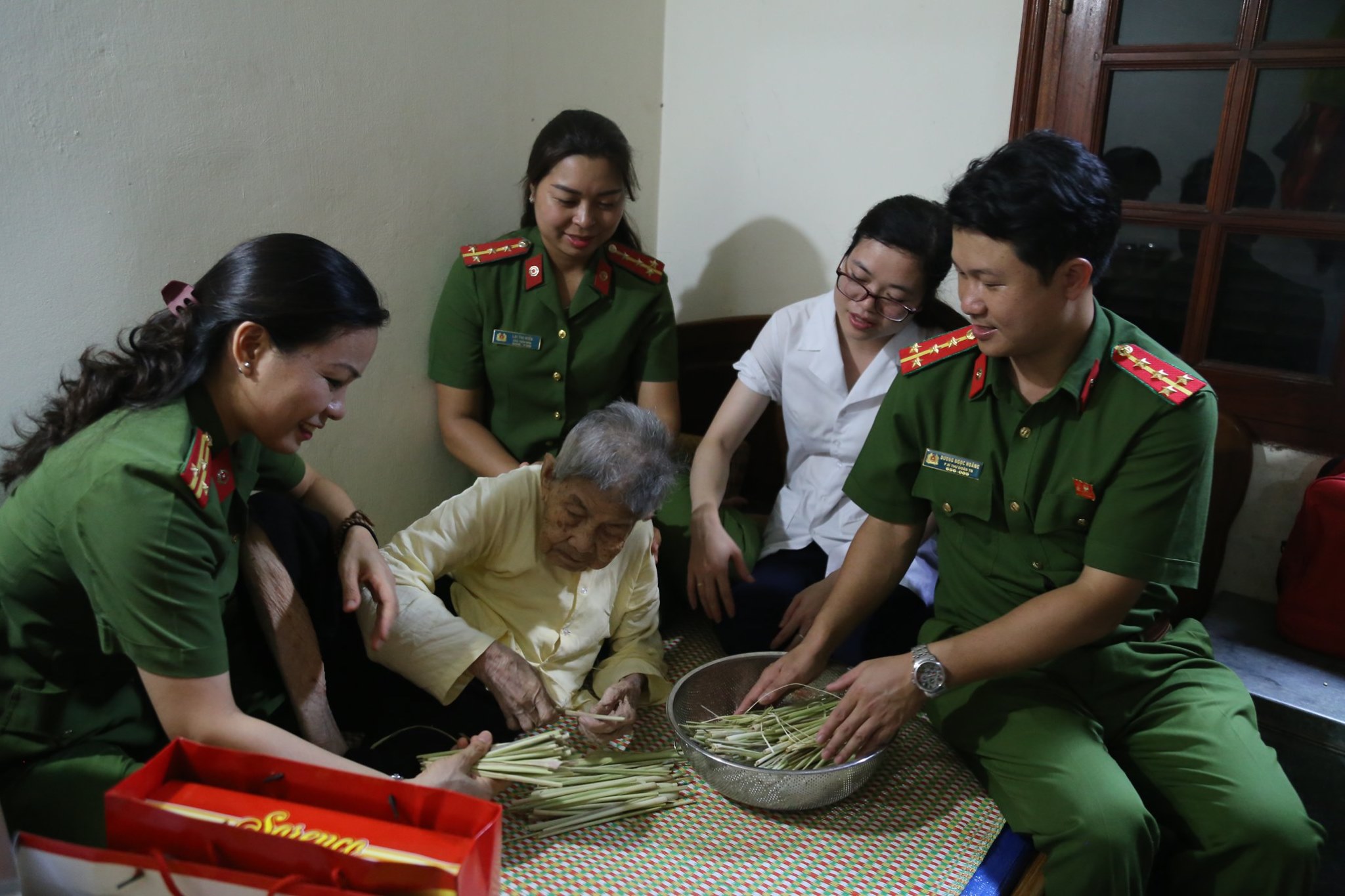 Đoàn Học viện CSND thăm hỏi, tặng quà Mẹ Việt Nam anh hùng Chu Thị Nhạn, 104 tuổi ở phường Cổ Nhuế 1