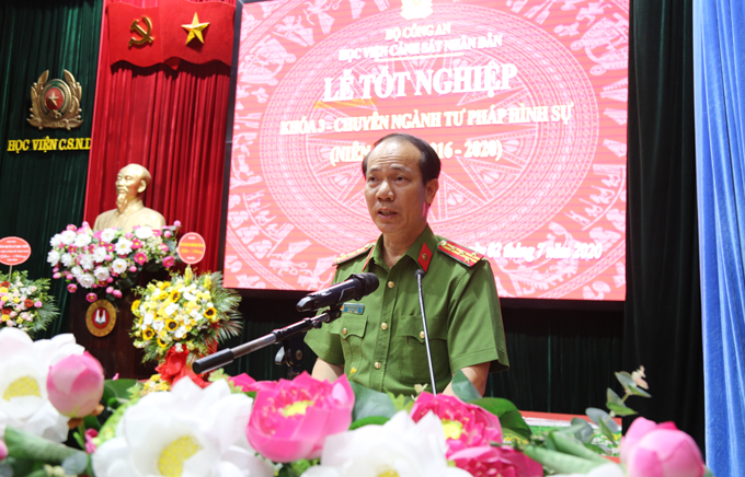Đại tá, TS Trần Quang Huyên, Phó Giám đốc Học viện phát biểu tại buổi lễ