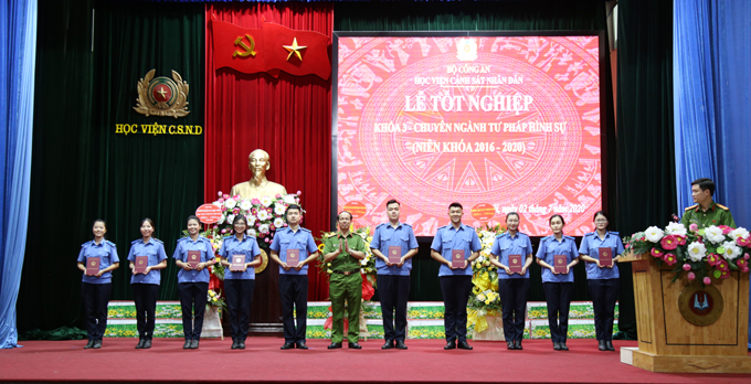Đại tá, TS Trần Quang Huyên, Phó Giám đốc Học viện trao Bằng tốt nghiệp cho các tân cử nhân