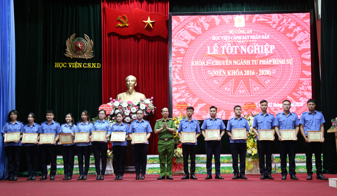 Đại tá, TS Trần Quang Huyên, Phó Giám đốc Học viện trao Giấy khen của Học viện CSND cho các sinh viên có thành tích xuất sắc trong học tập