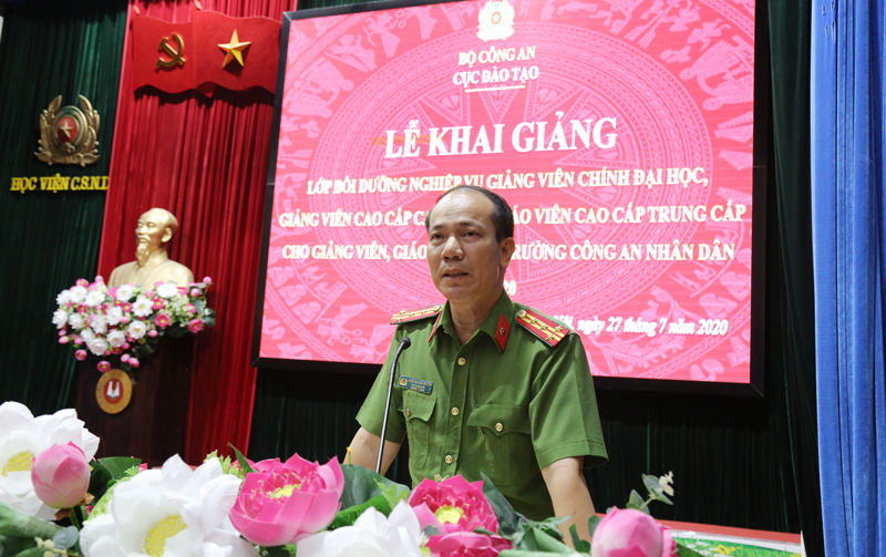 Đại tá, TS Trần Quang Huyên, Phó Giám đốc Học viện CSND phát biểu tại lễ khai giảng