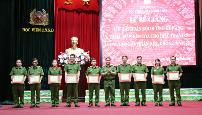 Đại tá, PGS.TS Phạm Công Nguyên, Phó Giám đốc Học viện trao Giấy khen cho các cá nhân đạt thành tích xuất sắc trong quá trình tham gia lớp bồi dưỡng