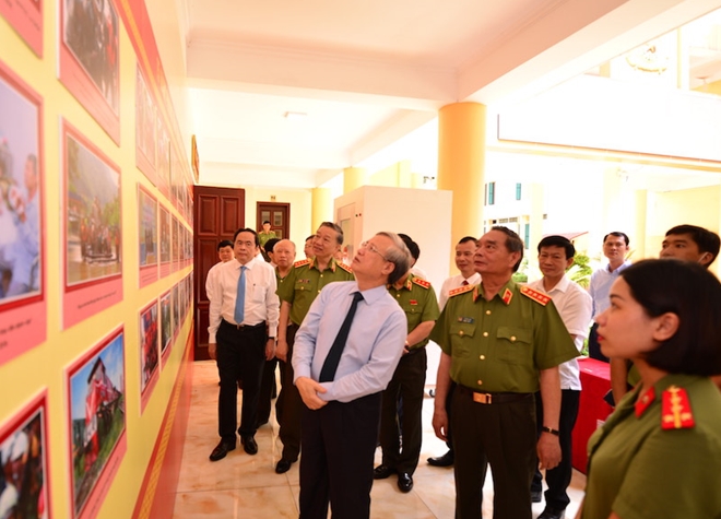 Thường trực Ban Bí thư Trần Quốc Vượng, Bộ trưởng Tô Lâm cùng các đại biểu tham quan triển lãm bên lề hội thảo.