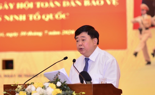 Đồng chí Nguyễn Thế Kỷ trình bày tham luận tại hội thảo.