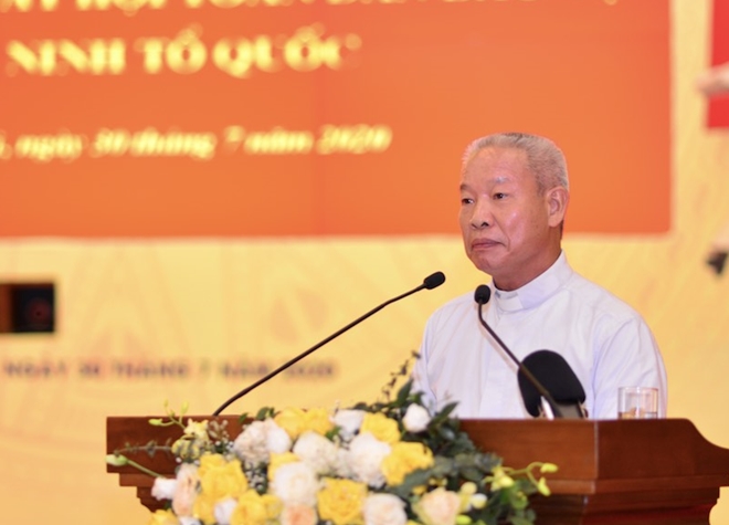 Linh mục Nguyễn Quang Phúc trình bày tham luận tại hội thảo.