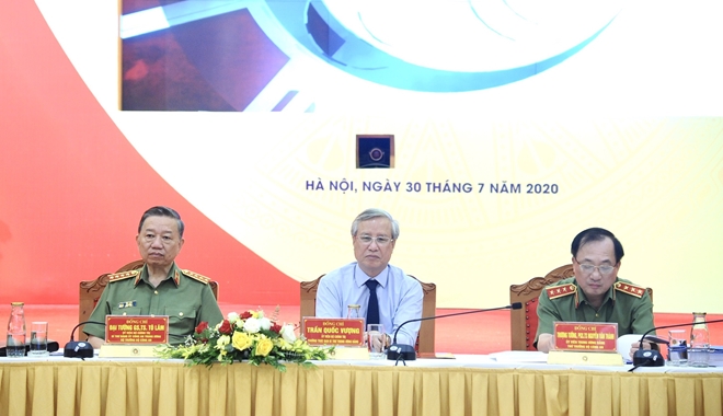 Thường trực Ban Bí thư Trần Quốc Vượng, Bộ trưởng Tô Lâm và Thứ trưởng Nguyễn Văn Thành chủ trì hội thảo.