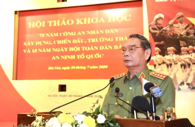 Đại tướng Lê Hồng Anh trình bày tham luận tại hội thảo.