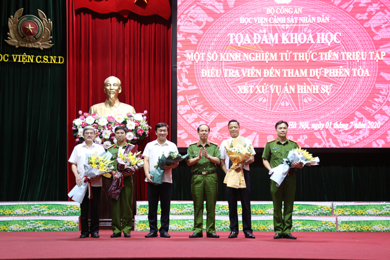 Đại tá, TS Trần Quang Huyên, Phó Giám đốc Học viện cảm ơn sự tham dự của các đại biểu