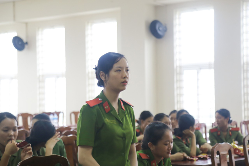 Học viên Đường Thị Thanh Mai - Chi hội trưởng Chi hội Phụ nữ khóa D43 phát biểu cảm ơn đoàn công tác và hứa quyết tâm hoàn thành tốt nhiệm vụ