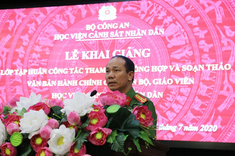 Đại tá, TS Trần Quang Huyên - Phó Giám đốc Học viện tuyên bố khai giảng lớp tập huấn