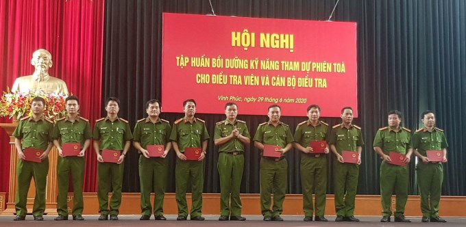 Thiếu tướng GS.TS Nguyễn Đắc Hoan - Phó Giám đốc Học viện trao chứng chỉ cho các học viên