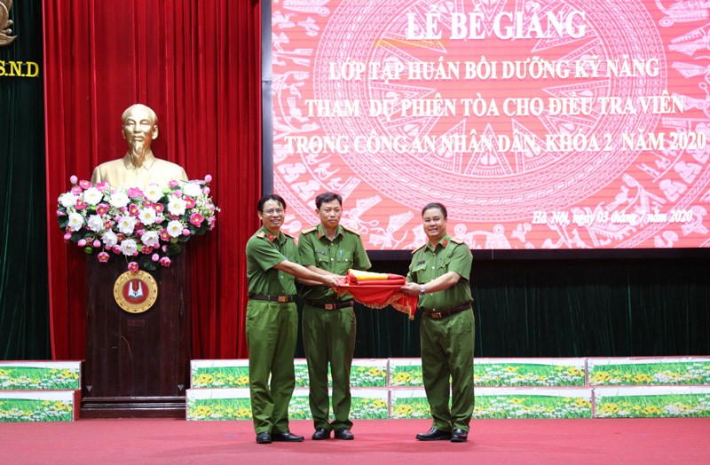 Đại diện lớp học trân trọng trao tặng lại cho Nhà trường lá cờ Tổ quốc được mang về từ Lễ thượng cờ trên đỉnh Phan Xi Păng, tỉnh Lào Cai