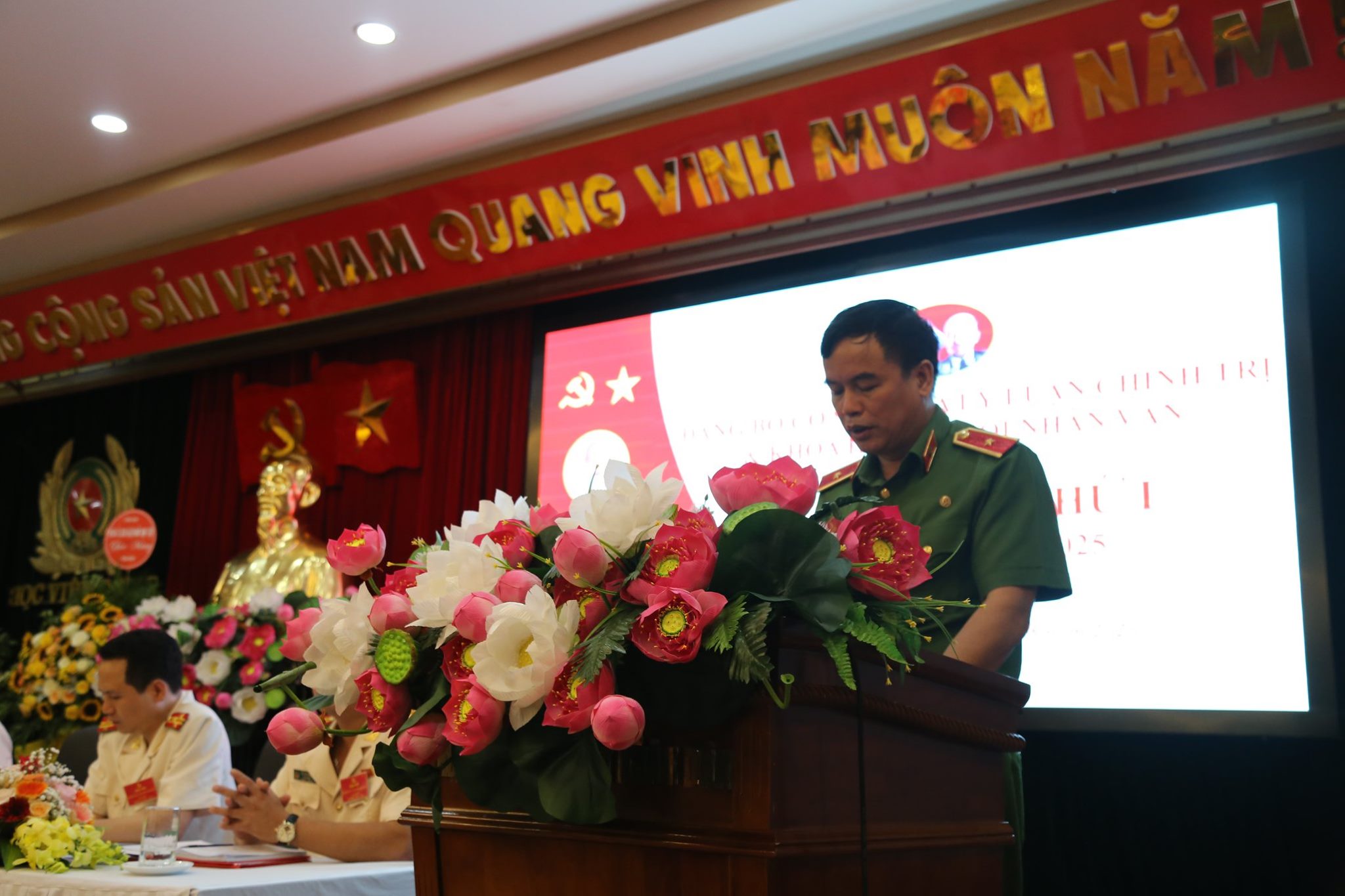 Thiếu tướng Nguyễn Đắc Hoan phát biểu tại đại hội