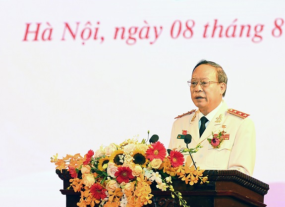 Thứ trưởng Lê Quý Vương trình bày Báo cáo tóm tắt Tổng kết phong trào thi đua “Vì an ninh Tổ quốc” và công tác khen thưởng trong CAND giai đoạn 2015-2020