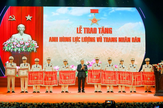 Thủ tướng Chính phủ Nguyễn Xuân Phúc trao tặng danh hiệu “Anh hùng lực lượng vũ trang nhân dân” cho 08 tập thể và 02 cá nhân.