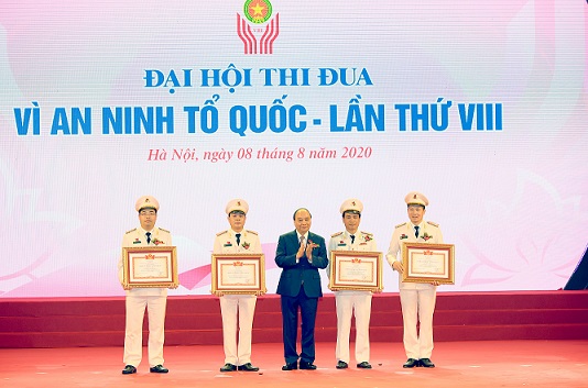 Thủ tướng Chính phủ Nguyễn Xuân Phúc trao danh hiệu “Chiến sĩ thi đua toàn quốc” cho các cá nhân có thành tích xuất sắc.