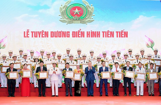 Chánh án Tòa án nhân dân tối cao Nguyễn Hòa Bình; Thứ trưởng Lê Quý Vương trao Bằng khen của Bộ Công an tặng các điển hình tiên tiến.