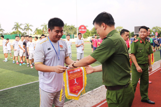 Đại diện Ban Chấp hành Đoàn thanh niên Học viện trao cờ lưu niệm cho các đội tuyển tham gia thi đấu