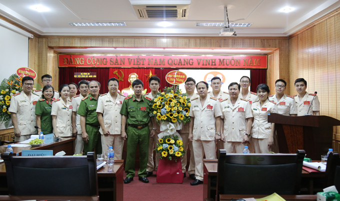 Thiếu tướng, GS.TS Trần Minh Hưởng và các đại biểu chúc mừng Phòng Tổ chức cán bộ đã tổ chức thành công Đại hội