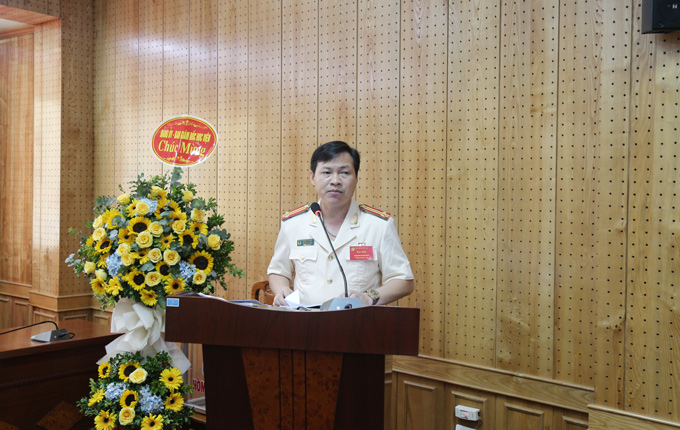 Trung tá Phan Văn Sơn, Phó Bí thư Đảng ủy cơ sở, Phó Phòng Tổ chức cán bộ trình bày tóm tắt dự thảo Báo cáo chính trị và báo cáo kiểm điểm của BCH Chi bộ cơ sở nhiệm kỳ 2015 - 2020