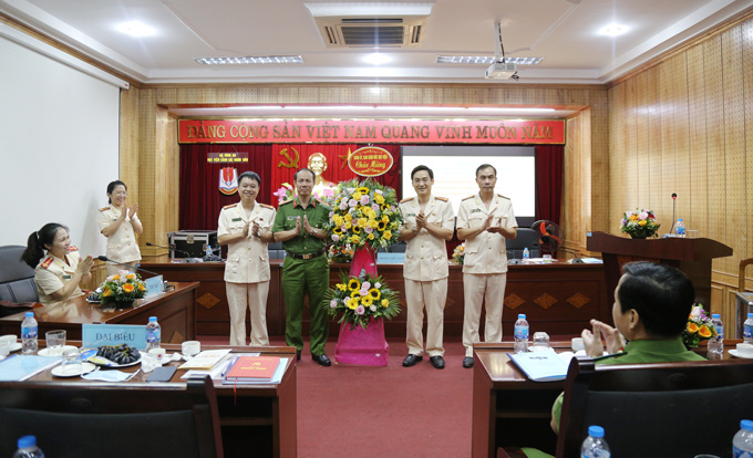 Đại tá, TS Trần Quang Huyên, Phó Giám đốc Học viện chúc mừng Ban Chấp hành Chi bộ cơ sở khoa Tâm lý nhiệm kỳ 2020 - 2025