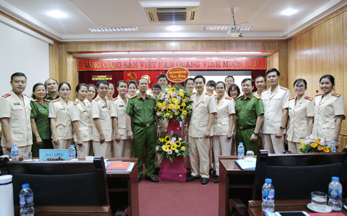 Đại tá, TS Trần Quang Huyên, Phó Giám đốc Học viện và các đại biểu chúc mừng khoa Tâm lý đã tổ chức thành công Đại hội