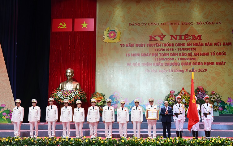 Thay mặt lãnh đạo Đảng, Nhà nước, Thủ tướng Chính phủ Nguyễn Xuân Phúc gắn Huân chương lên lá Cờ truyền thống và trao Bằng Huân chương Quân công hạng Nhất tặng lực lượng CAND.