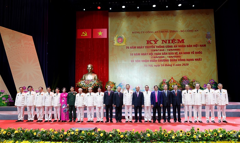 Thủ tướng Chính phủ Nguyễn Xuân Phúc cùng các đại biểu tại buổi Lễ.