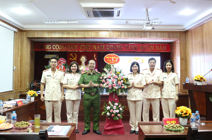 Đại tá, TS Trần Quang Huyên, Phó Giám đốc Học viện chúc mừng Đảng bộ cơ sở Khoa Quản lý hành chính về trật tự xã hội đã tổ chức thành công Đại hội