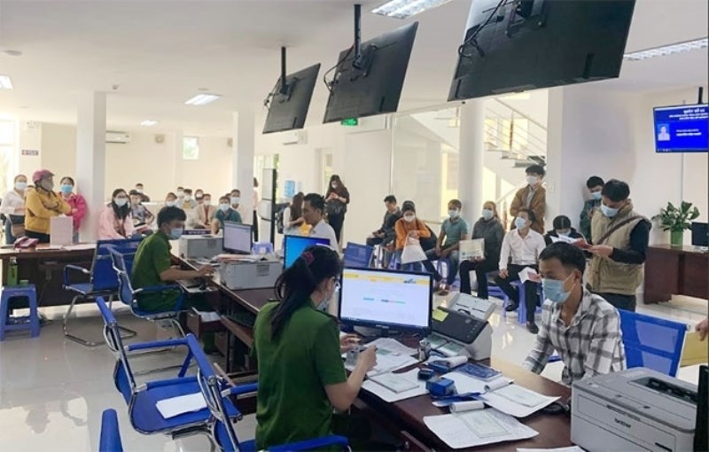 Công an tỉnh Đắk Lắk đã tổ chức cấp phát hàng nghìn khẩu trang y tế miễn phí cho người dân khi đến làm thủ tục hành chính.